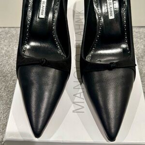 Manolo Blahnik Black Leather Pointed Toe bow detail Pumps